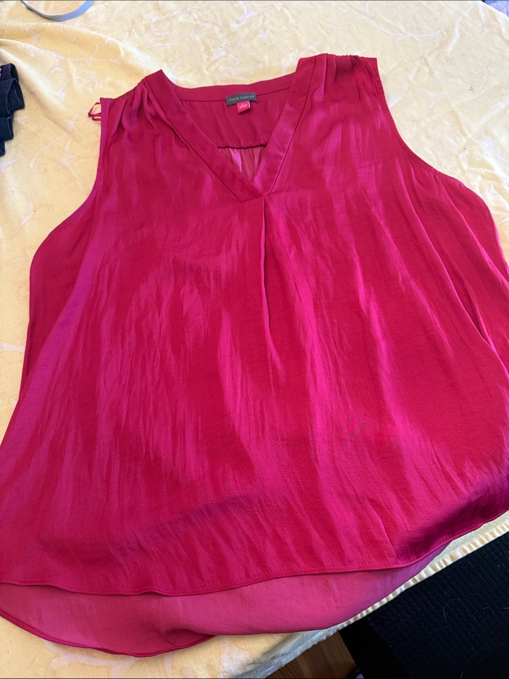 Vince Camuto Magenta V-Neck Sleeveless Camisole
Perfect condition 
Large
